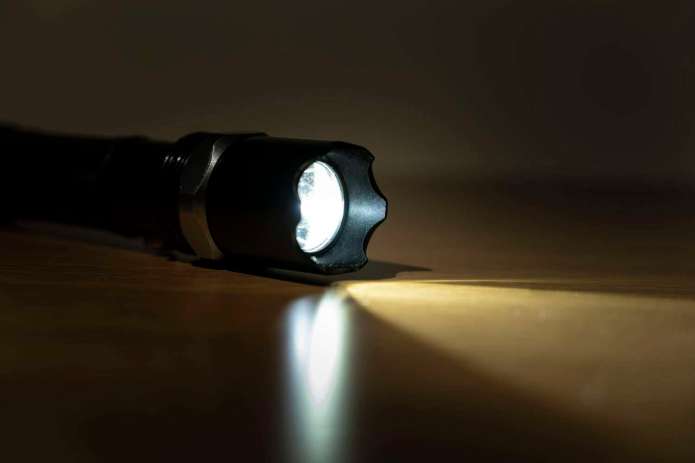 桃園、龜山區清晨逾2.9萬戶停電 台電曝原因 71 there is no light flashlight lies shines 1 e1715044923694
