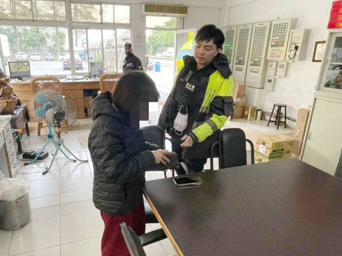 LV皮夾掉路邊!大園警熱心送回手中 失主超感動 53 335828 0