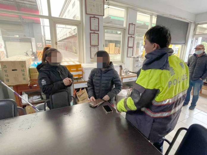 LV皮夾掉路邊!大園警熱心送回手中 失主超感動 54 335829 0