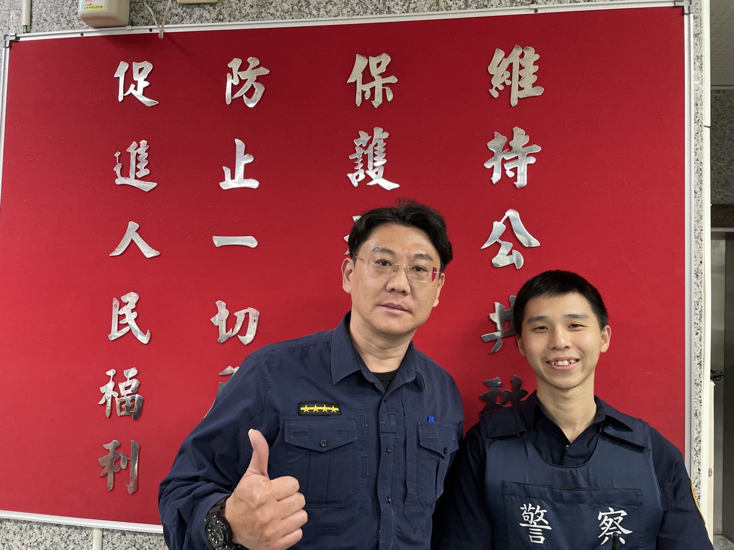康寧派出所為民服務同仁副所長于秉庭、警員張伯瑄。(記者薛秀蓮翻攝)