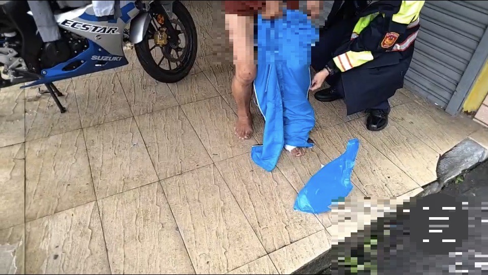 康寧派出所警員張柏瑄協助老翁更換衣褲。(記者薛秀蓮翻攝)