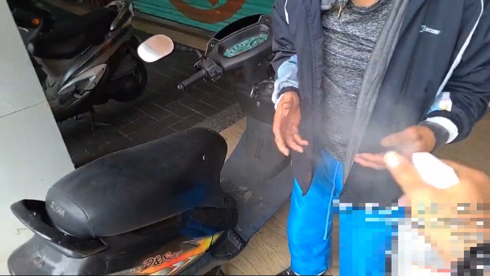 康寧派出所警員張伯瑄協助老翁消毒身體。(記者薛秀蓮翻攝)