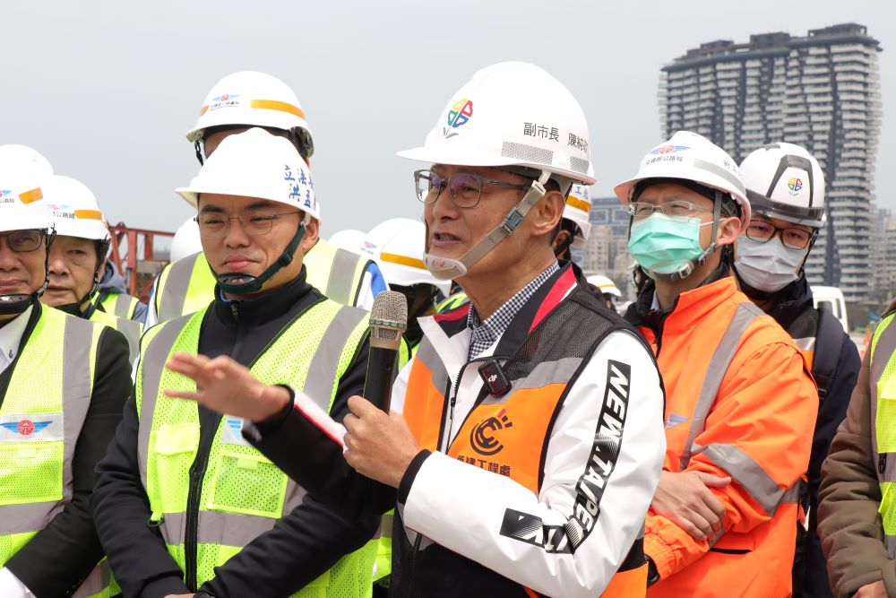 《圖說》陳純敬副市長今日會同立法院交通委員會視察淡江大橋淡水端橋面板閉合,展現市府對於市內重大建設的掌握與推動決心。〈工務局提供〉