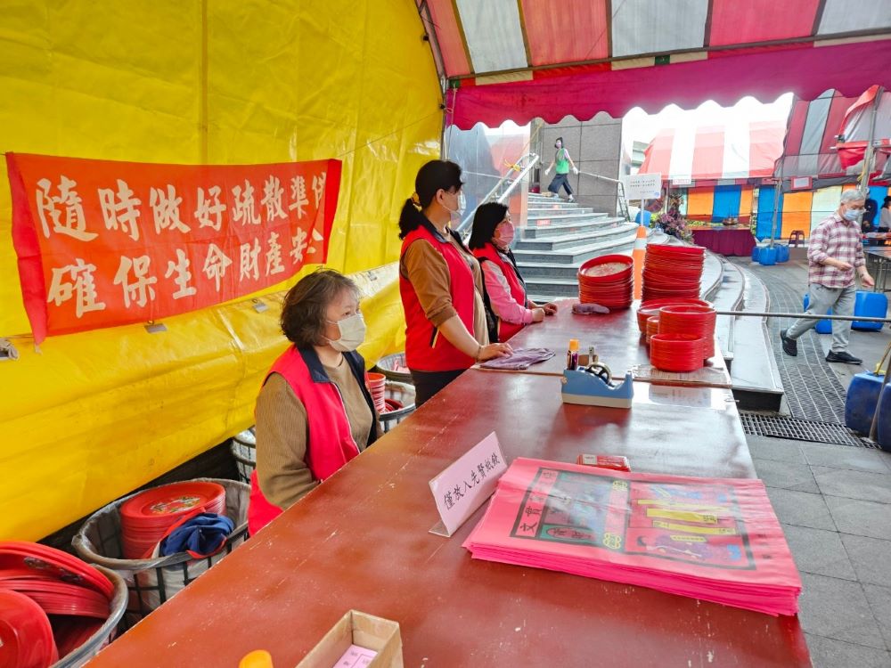 《圖說》清明將至,新北市政府自3月22日至4月6日陸續啟動147處清明祭祀服務站,並於服務站免費提供鋤頭、鐮刀、手套等掃墓用具。〈民政局提供〉