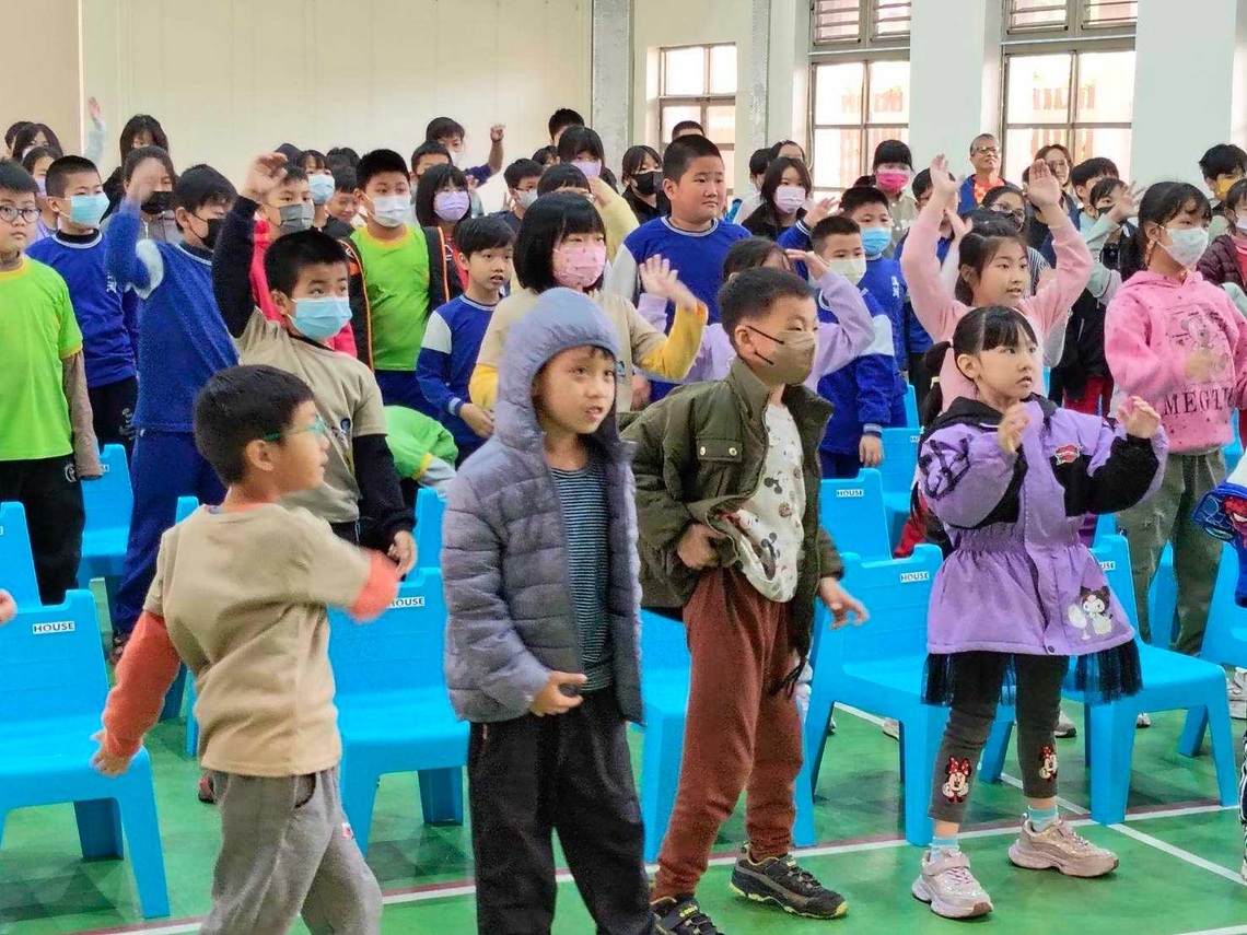 漾新聞 | 雲門舞蹈蒲公英飛入溪洲國小 師生共舞藝術飄揚