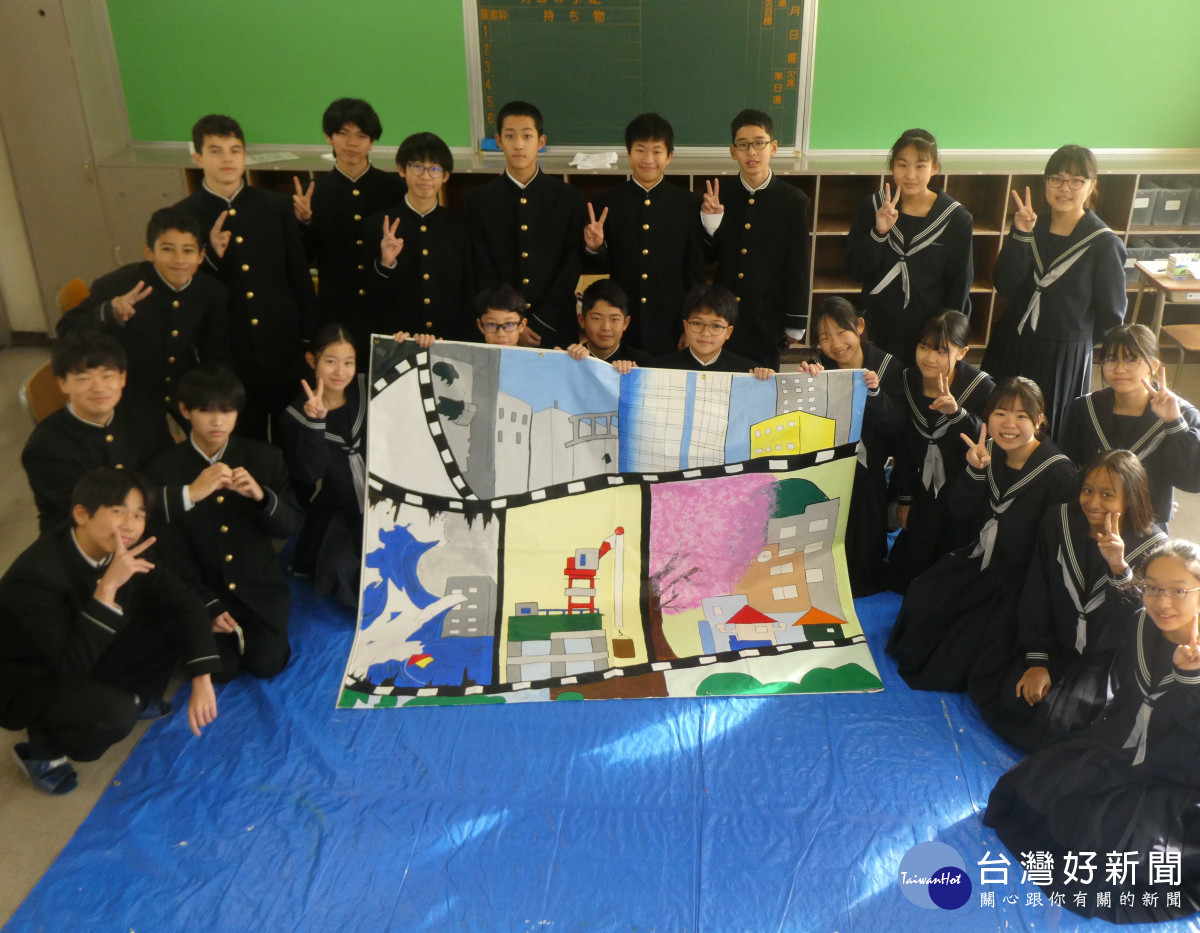 日校首先完成壁畫左半邊的創作