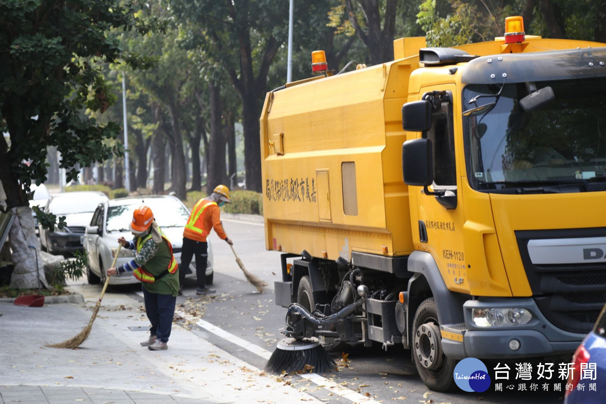 嘉義市桃花心木廊道正值落葉期,市府籲行車注意安全/嘉義市府提供