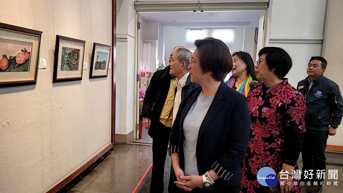 彰化縣政府退休主管書畫展，縣長王惠美、文化局長張雀芬等人與會，參觀畫作。圖／記者鄧富珍翻攝