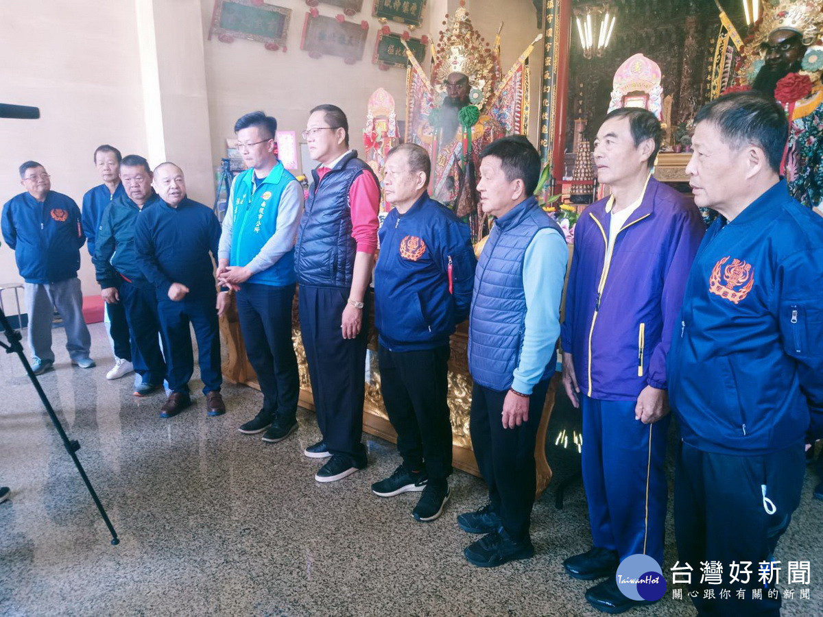 南投市長張嘉哲與受鎮宮委員會歡迎信眾參與玄天上帝的繞境盛典。（受鎮宮提供）
