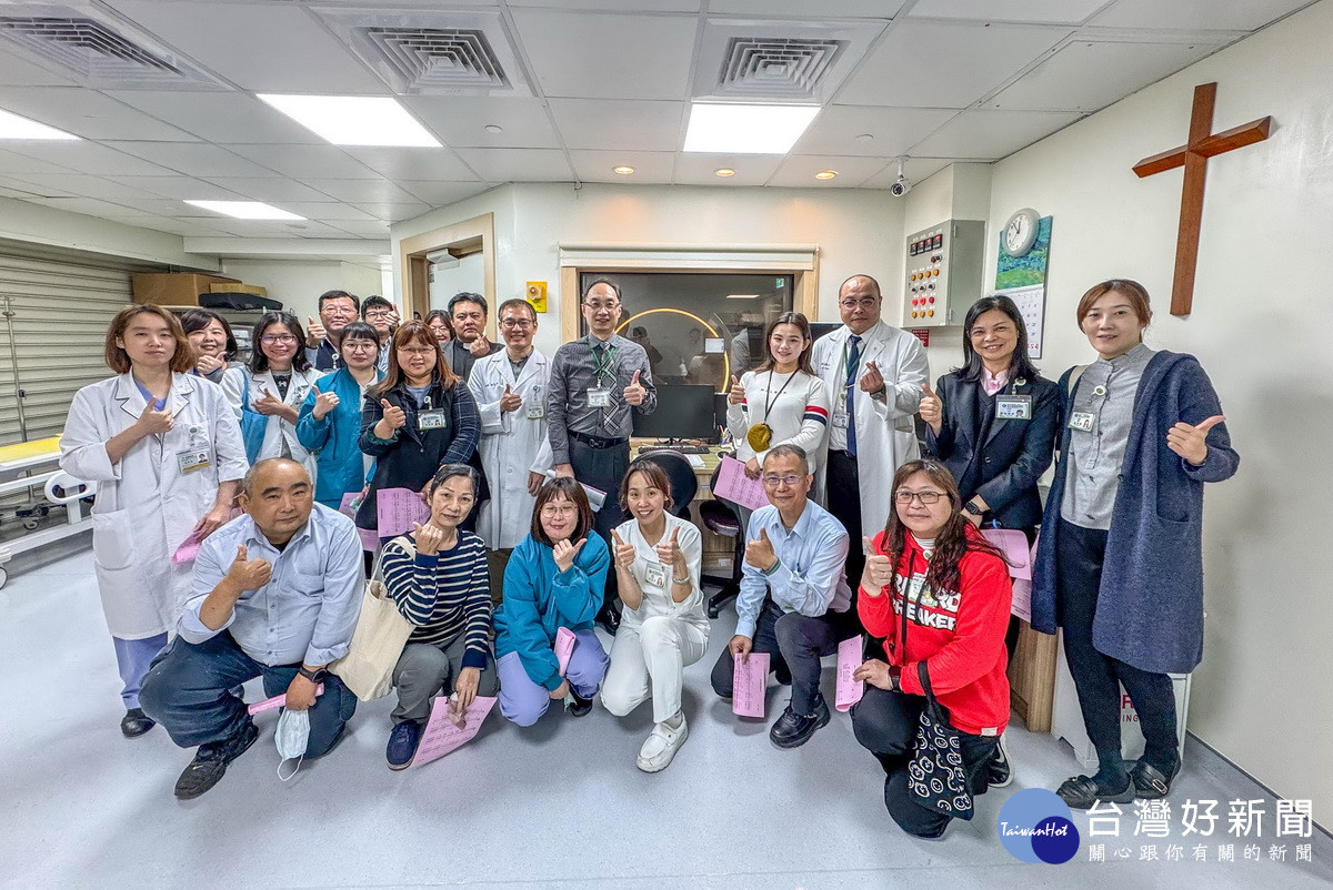 議員林友友出席南基醫院舉行MRI啟用禮拜後團隊合影。（南基醫院提供）
