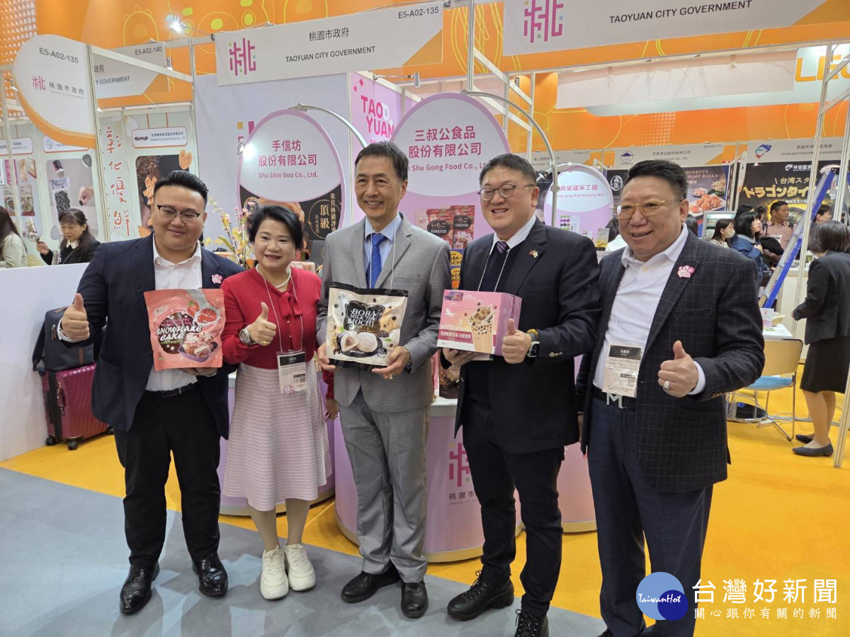桃園市經濟發展局張誠局長、農業局陳冠義局長與參展廠商合影。