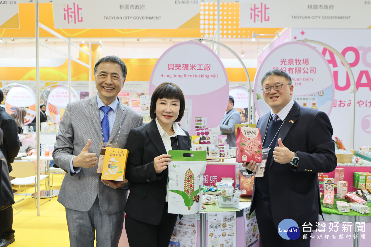 桃園市經濟發展局張誠局長、農業局陳冠義局長與參展廠商合影。