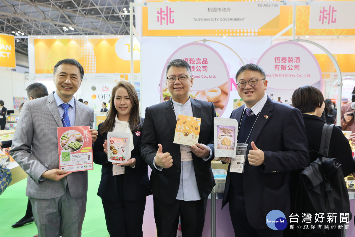 桃園市經濟發展局張誠局長、農業局陳冠義局長與參展廠商合影。