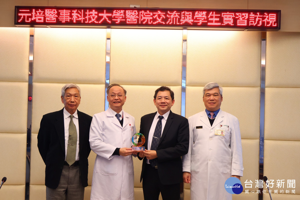 北榮桃園分院致贈「盟誼永固」紀念座,期許雙方合作長久穩固。彭家勛院長(左2)、王綮慷校長(右2)、楊斯年副院長(右1)、蔡世傑副校長(左1)<br /><br />