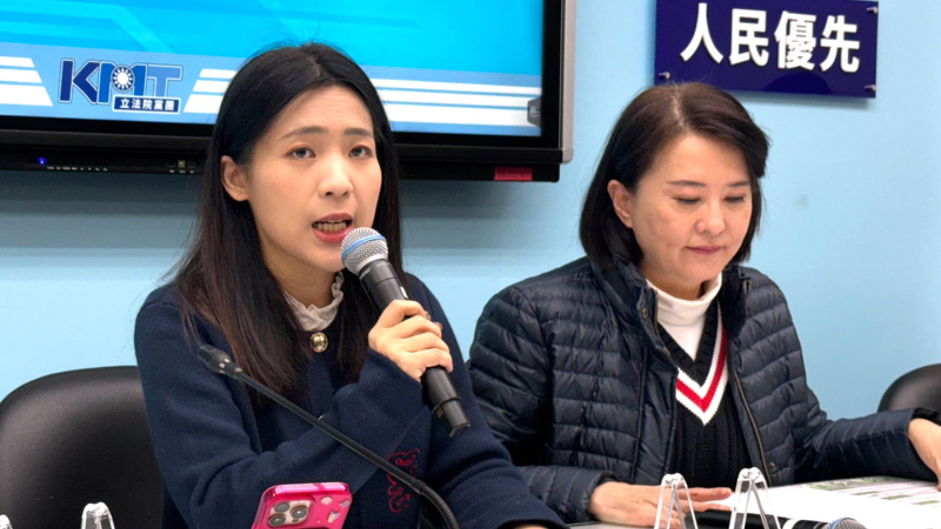 國民黨立委徐巧芯(左)日前面臨罷免危機。中央社