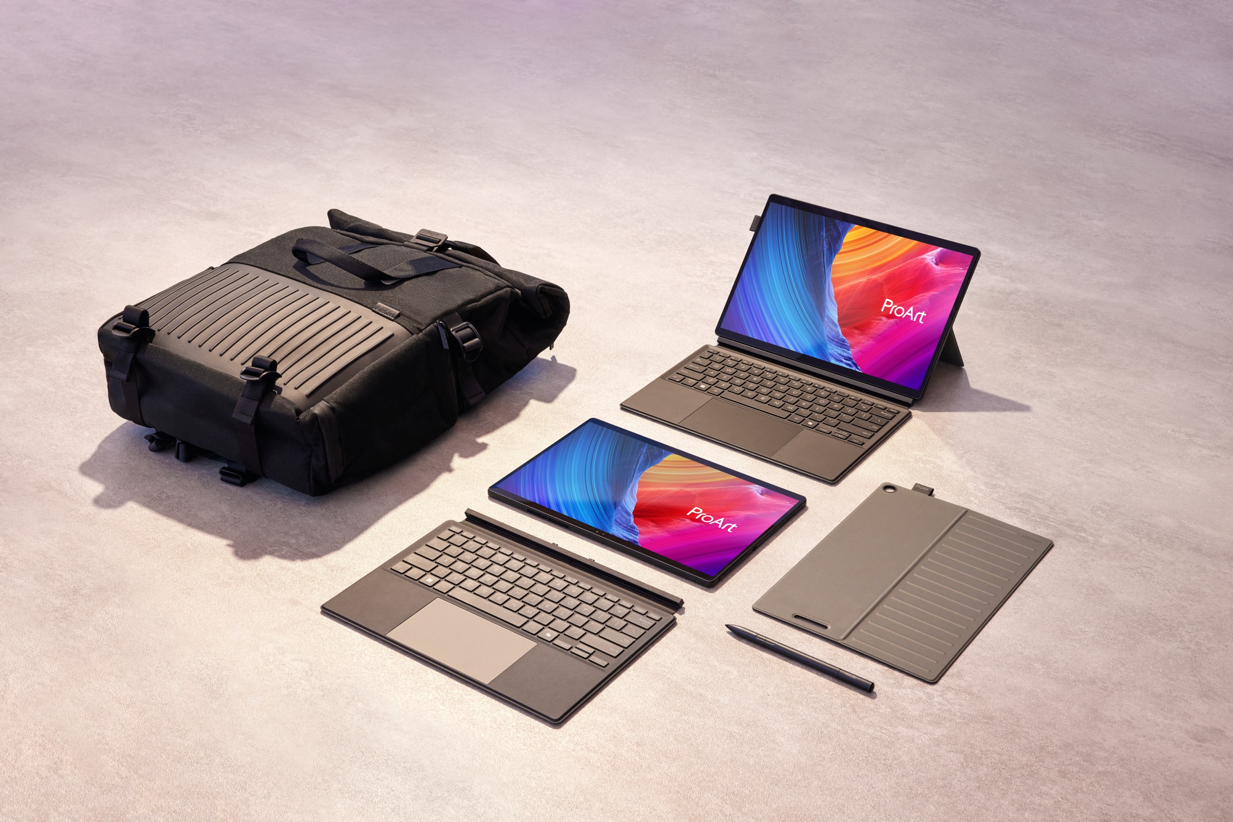 ASUS ProArt PZ13二合一設計專為戶外創作打造,隨附觸控筆、可拆式鍵盤與支架保護套,筆電、平板隨心切換。