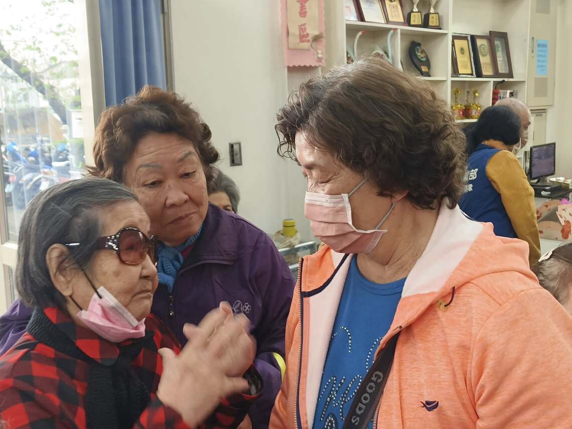 93歲壽星 王美珍 不染髮食早齋 用平板電腦加line