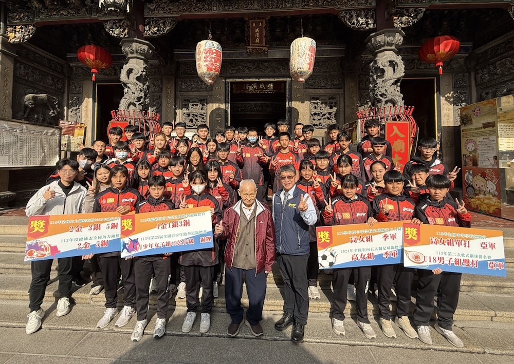 郭春松校長率體育班學生到嘉邑城隍廟感謝賴永川董事長。(圖/永慶高中提供)