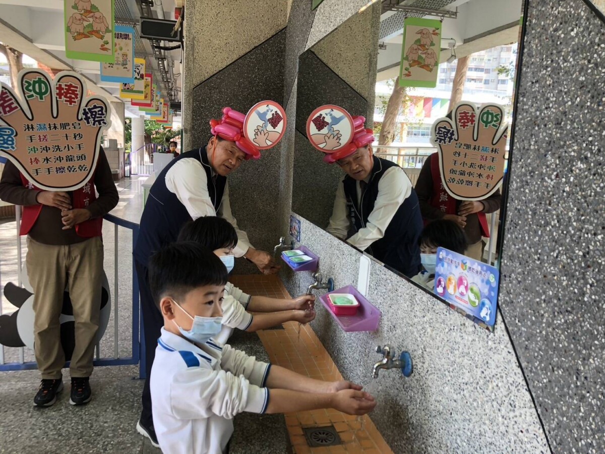 ▲衛生局長曾梓展與學童一起正確勤洗手，預防腸病毒。(圖/記者顏淑娟翻攝)