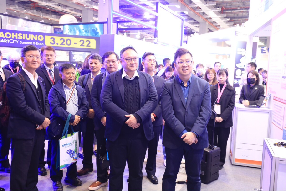 ▲台中副市長鄭照新與數位發展局長林谷隆聆聽成果展導覽。(圖/中市府提供)