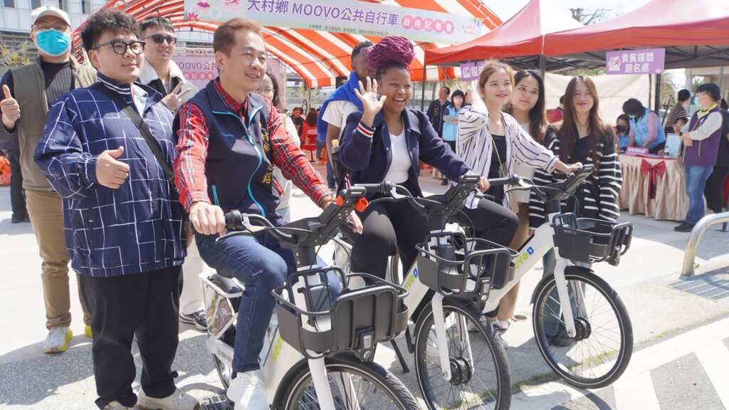 ▲大葉大學史瓦帝尼學生Patiance(中)開心體驗MOOVO公共自行車。（記者林明佑翻攝）