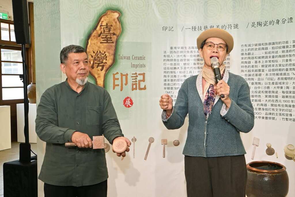 ▲策展人也是臺灣陶文化協會前理事長鄧淑慧。（記者張玉泰攝）
