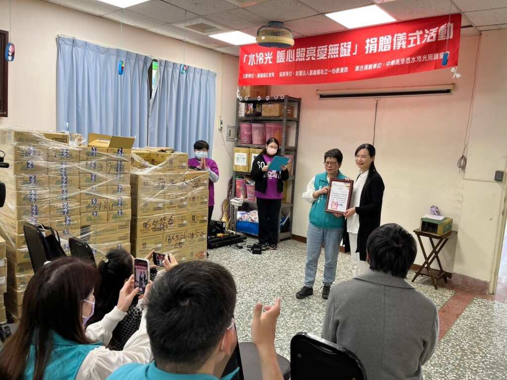 在一心教養院舉行「水冷光 暖心照亮愛無礙」捐贈儀式，由社會局副局長戴綵屏代表縣長翁章梁表達謝意，並回贈感謝狀。