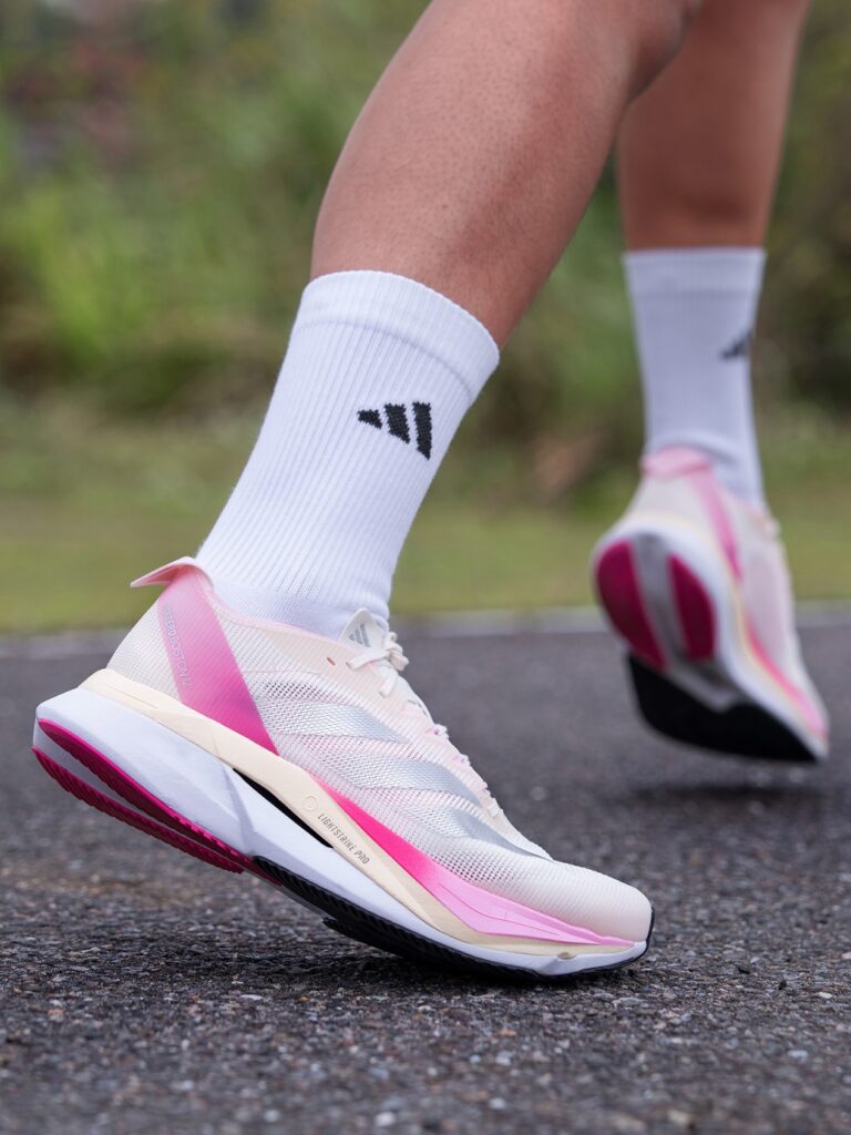 adidas推出台新女子路跑指定鞋款ADIZERO BOSTON 12春季限定櫻花粉新色。