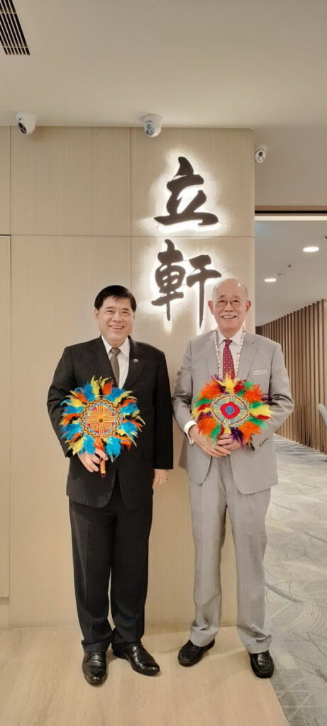 左邊為外交部常務次長 陳立國 大使右邊為汐止福泰大飯店總理 梁志光 先生