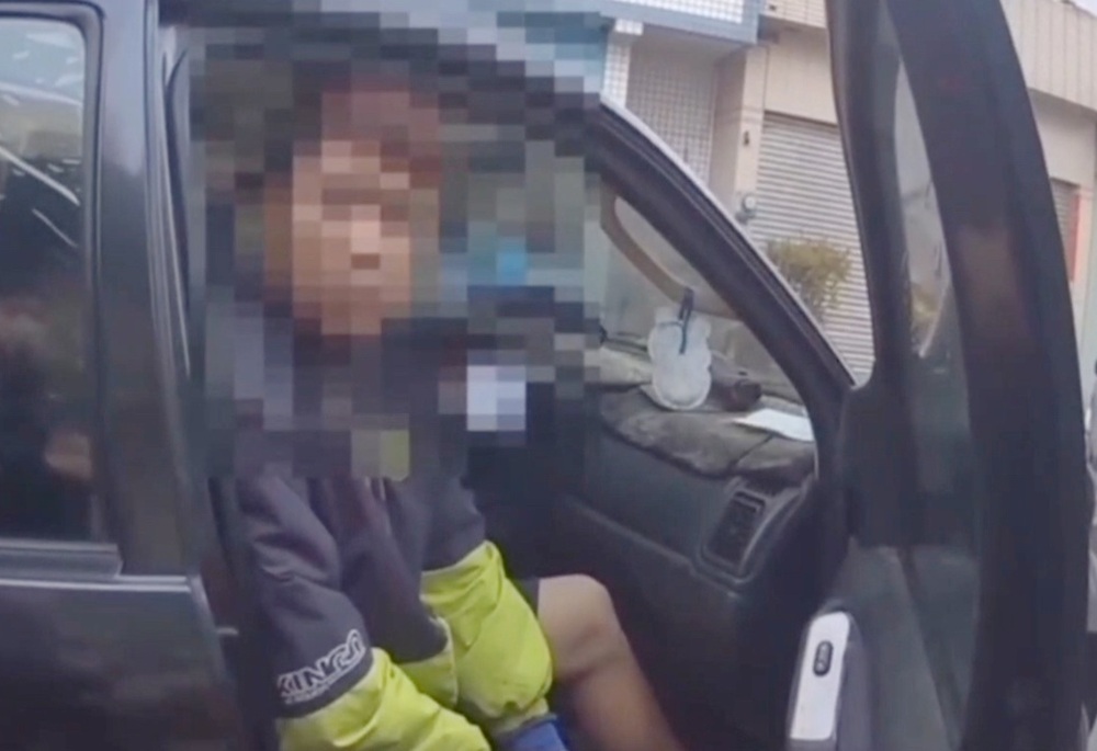 「原來你也被通了喔?」 3人中1名身揹9條遭警查獲 251 248250320a01