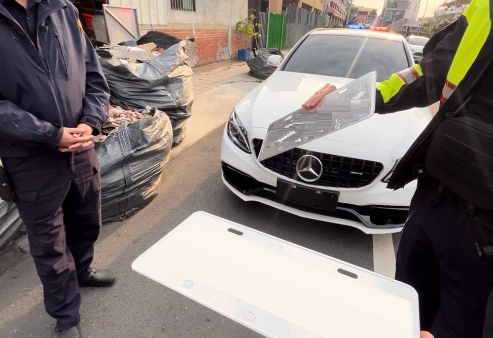 賓士懸掛仿真車牌趴趴走 白河警眼尖識破揪出來 257 248250320a06