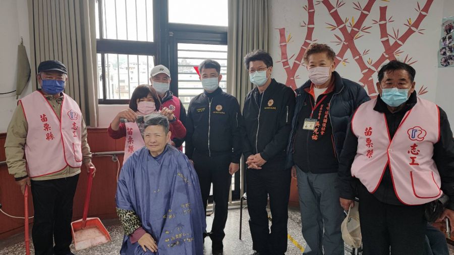 煥發新光彩苗栗榮服處 榮欣志工隊機構義剪榮民眷