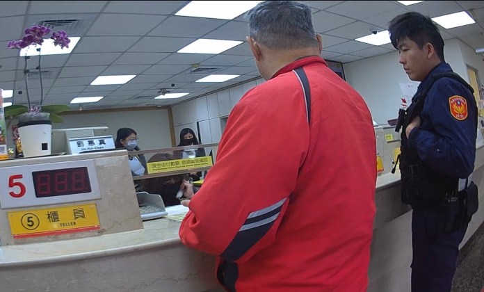 被騙過還不死心?6旬翁為1事匯款10萬 楊梅警銀聯手阻詐 57 S 73990476 0