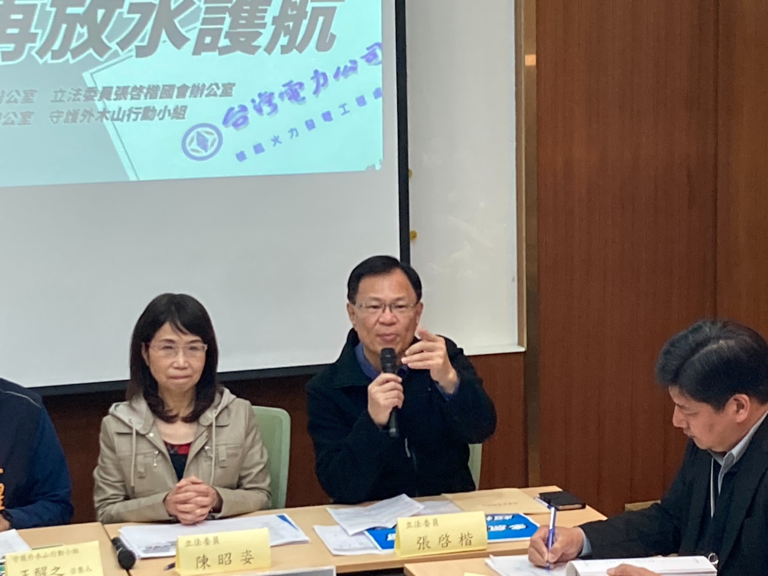 張啓楷指出,環評大會當日,既然有台電造假、隱匿土壤污染數據的事證,環境部就應該先要求台電說明清楚,並查明造假事實。(圖/張啓楷國會辦公室)