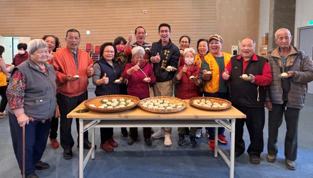 《圖說》新鮮的包粿集合眾人之力順利製作完成了,中為廖武輝區長。〈林口區公所提供〉
