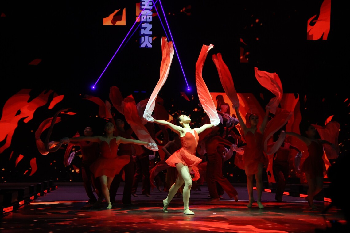 左營高中舞蹈班以古謠,結合當代原住民創作、音樂、舞蹈進行表演。