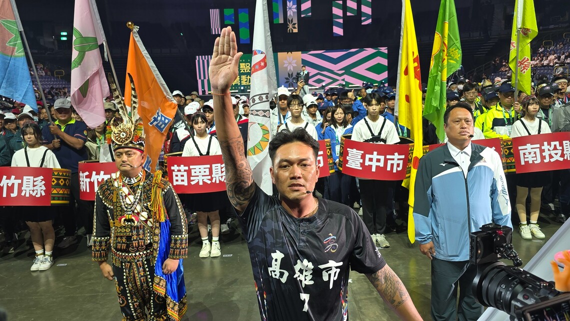 慢速壘球石焌廷選手代表運動員宣誓。