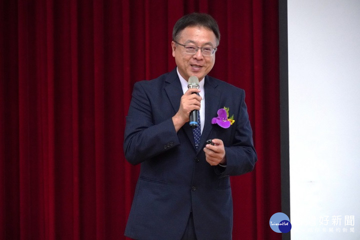 陳定宏校長,以校友身分返校演講,鼓勵學弟妹不設限所及,創造自我最大價值。