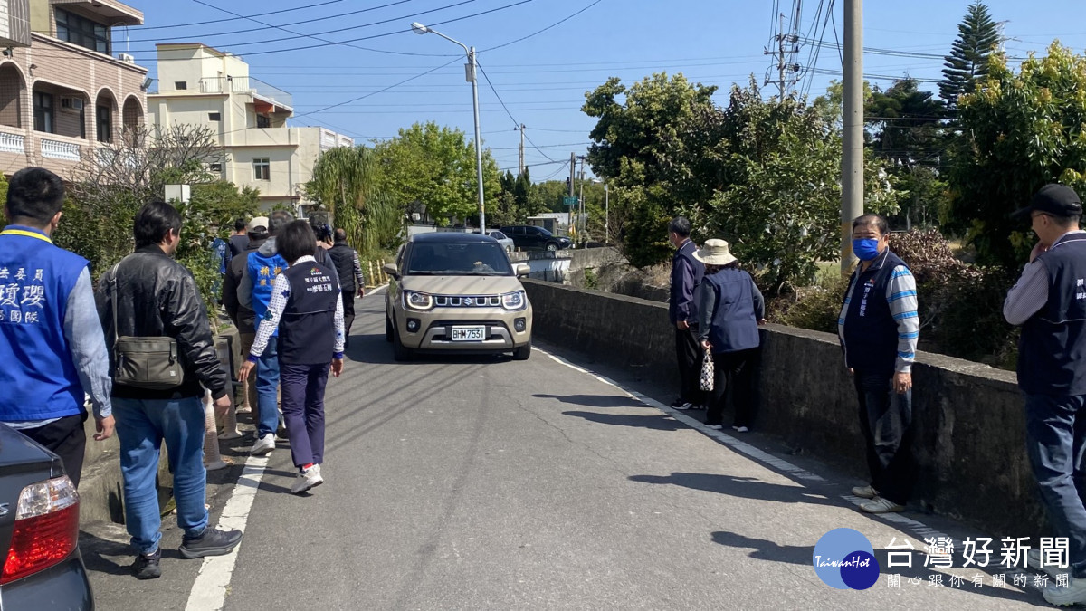 台中市潭子區潭富路二段160巷最瓶頸路段僅能容納1車通行，且無人行空間。