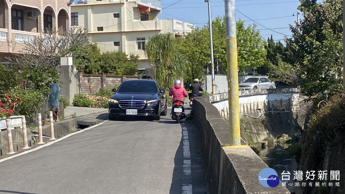 潭富路二段160巷部分路段寬度僅約3.3公尺,會車困難。