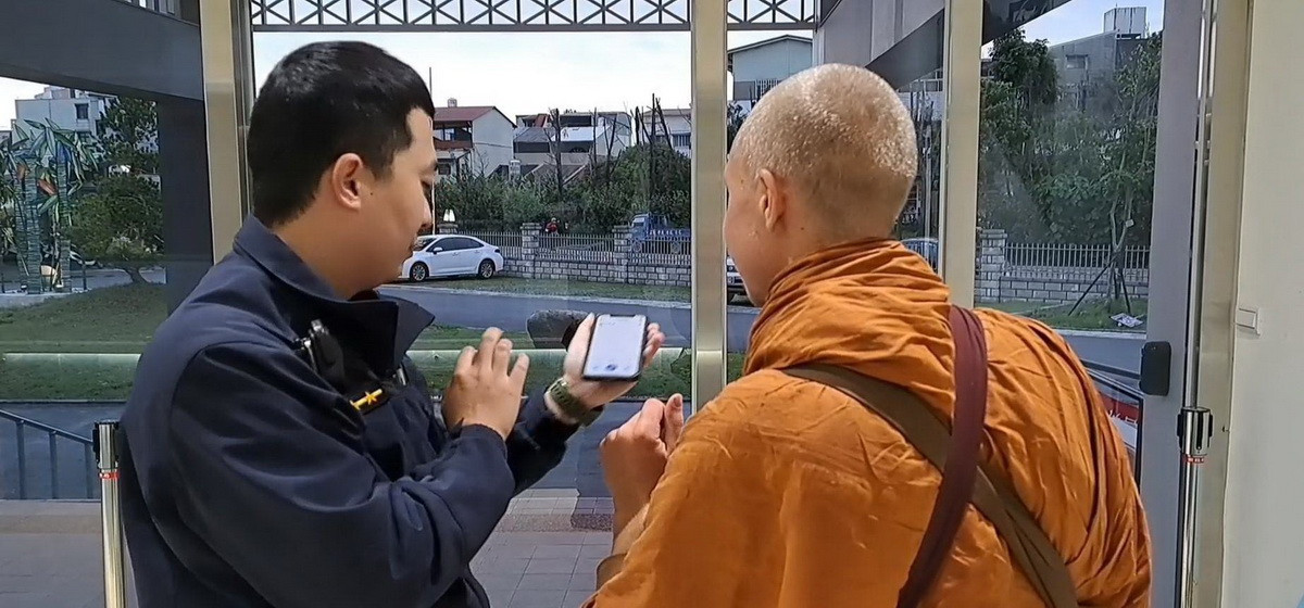 竹山派出所員警與苦行僧溝通瞭解困境。（竹山分局提供）