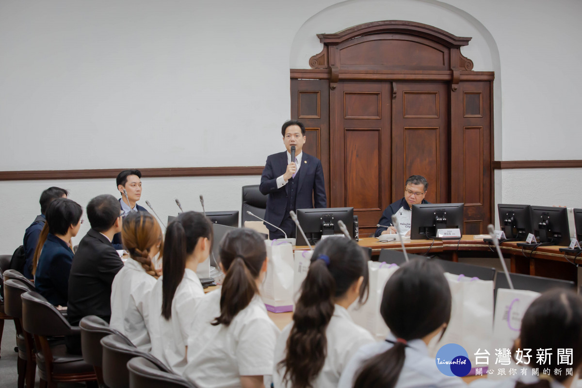 邱臣遠代理市長會議中勉勵同學，並聆聽同學的意見。