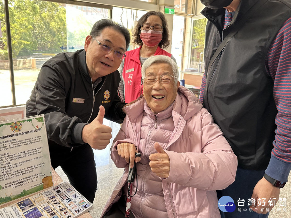 新竹榮服處鞠宗顯處長(左一)關懷高齡97歲榮民劉奶奶(右二)協助辦理配鏡服務。