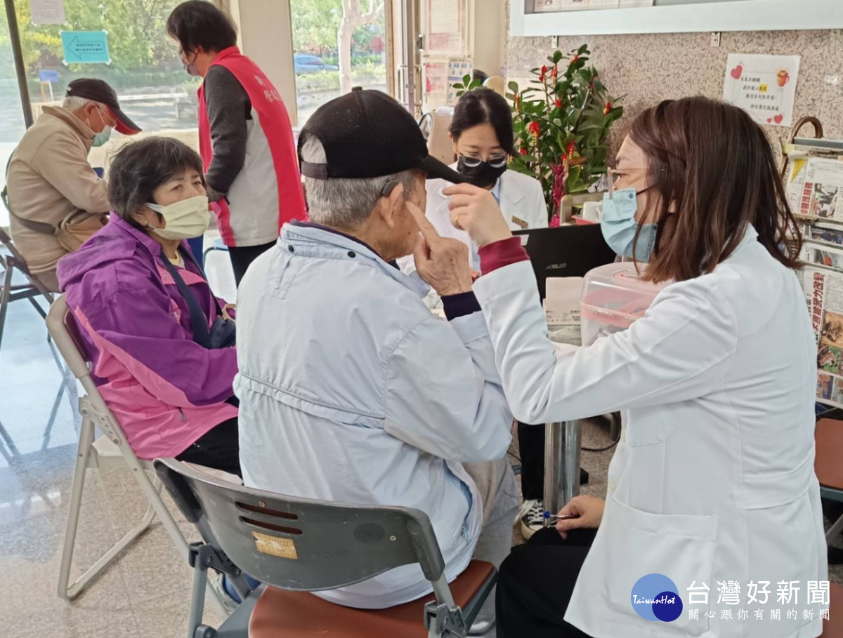 專業聽力師向榮民講解如何使用助聽器。