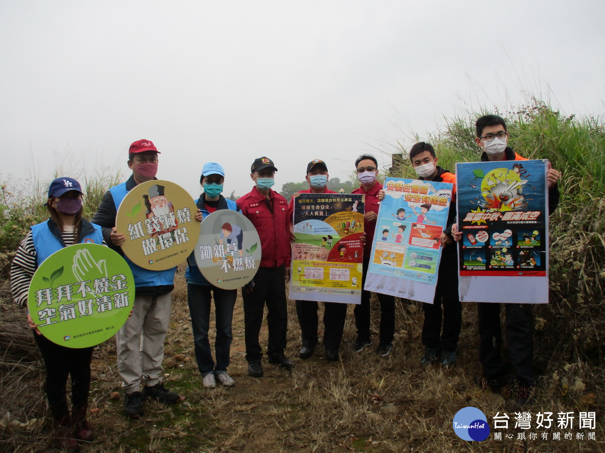 南投環保局清明前到各地宣導維護空品減燒紙錢等。（環保局提供）
