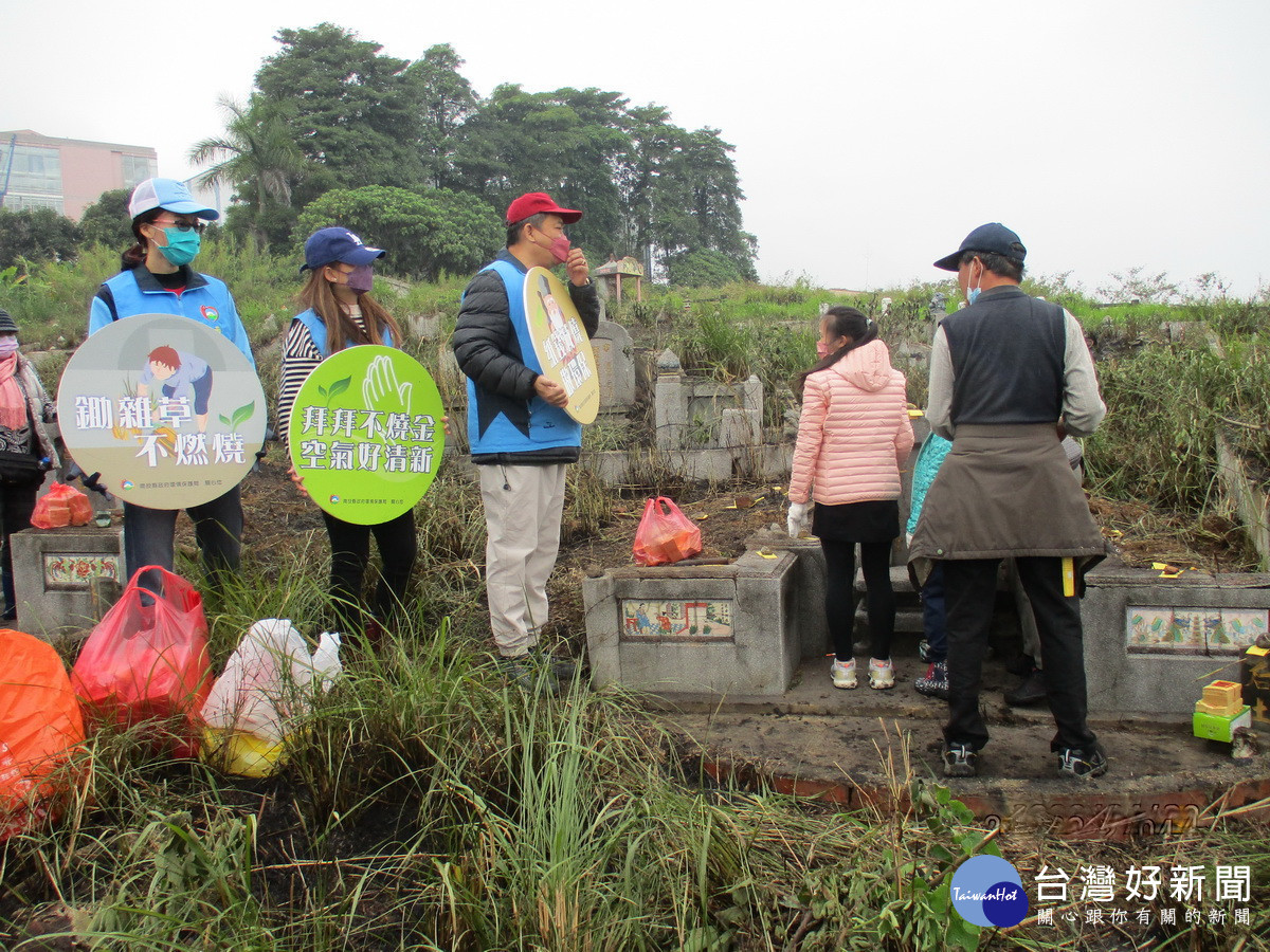 南投環保局清明前到各地宣導維護空品減燒紙錢等。(環保局提供)