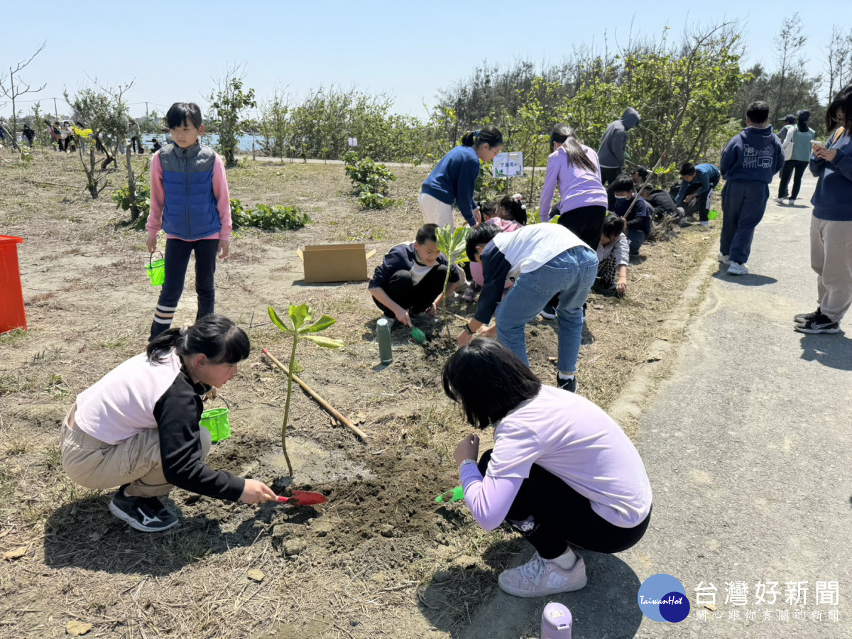 農業部林業及自然保育署南投分署3月21日在雲林縣口湖鄉海口故事園區舉辦植樹活動／林保署南投分署提供