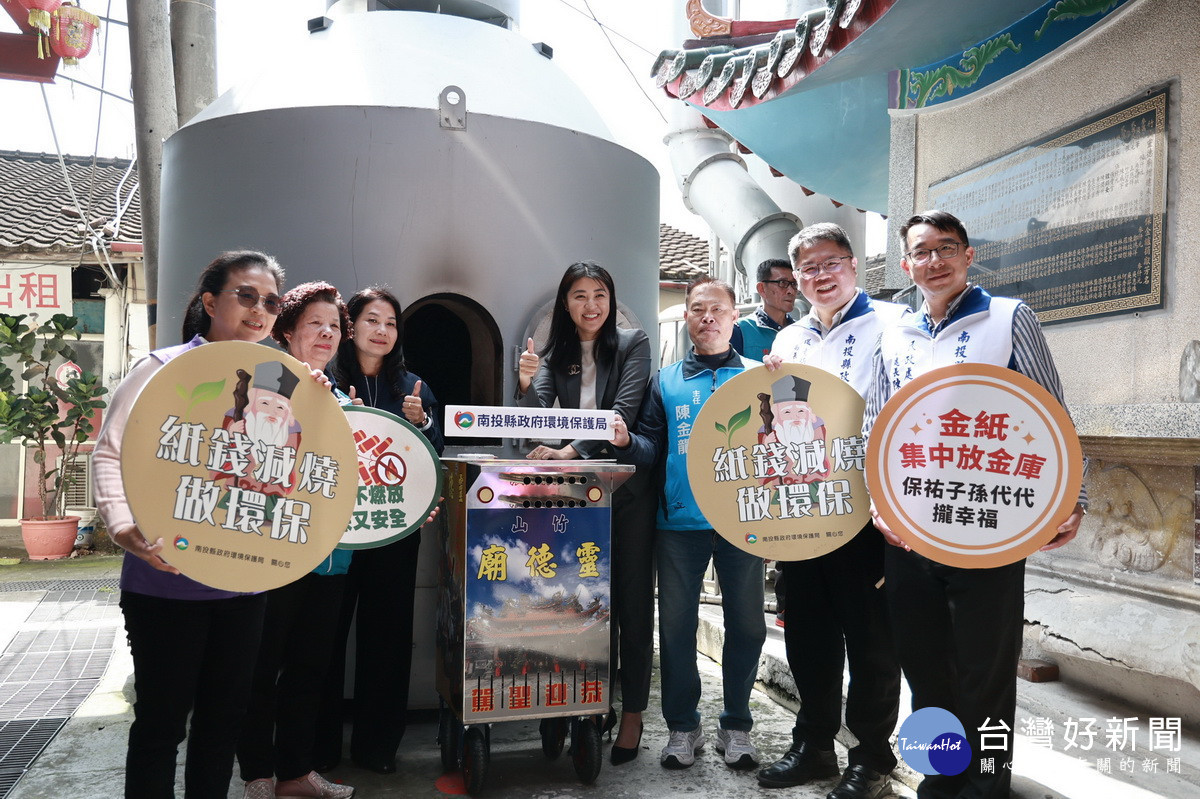 許縣長蔡議員李局長等宣導環保金爐補助。（縣府提供）