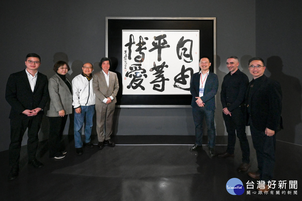 蘇副市長與朱振南老師的書藝作品合影留念。