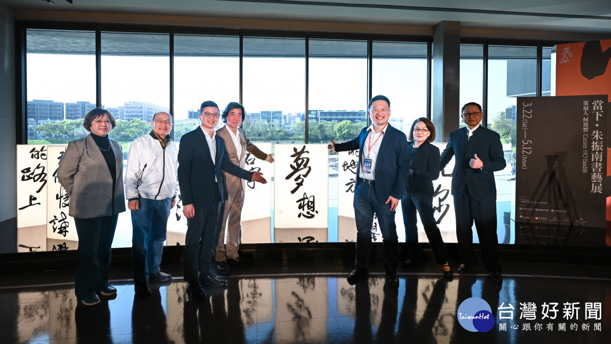 蘇副市長與貴賓一同觀展並合影。<br /><br /> <br /><br />